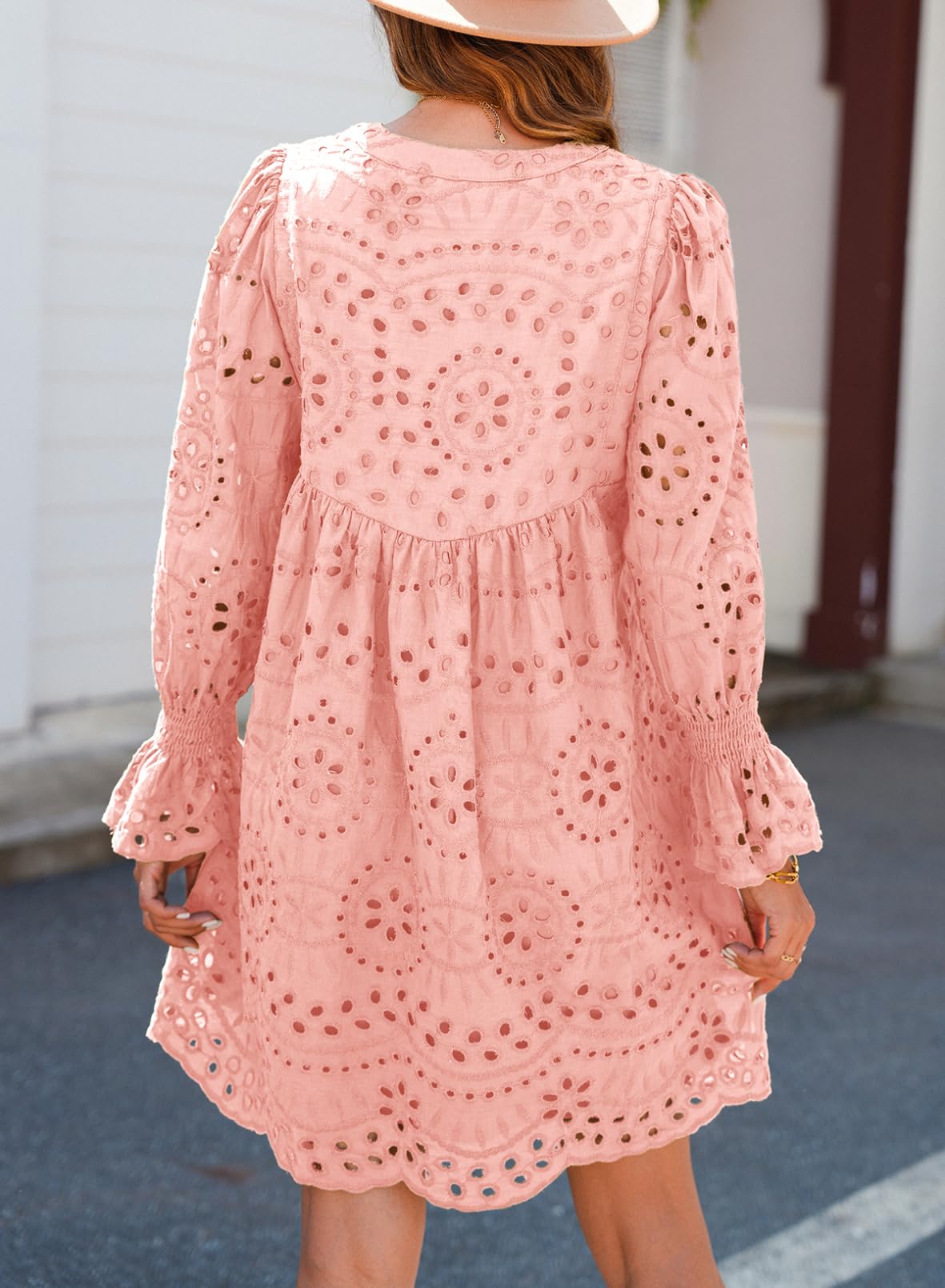 Broderie Anglaise -mekko juhliin A-linjaisella leikkauksella, V-kaula-aukolla ja röyhelöillä
