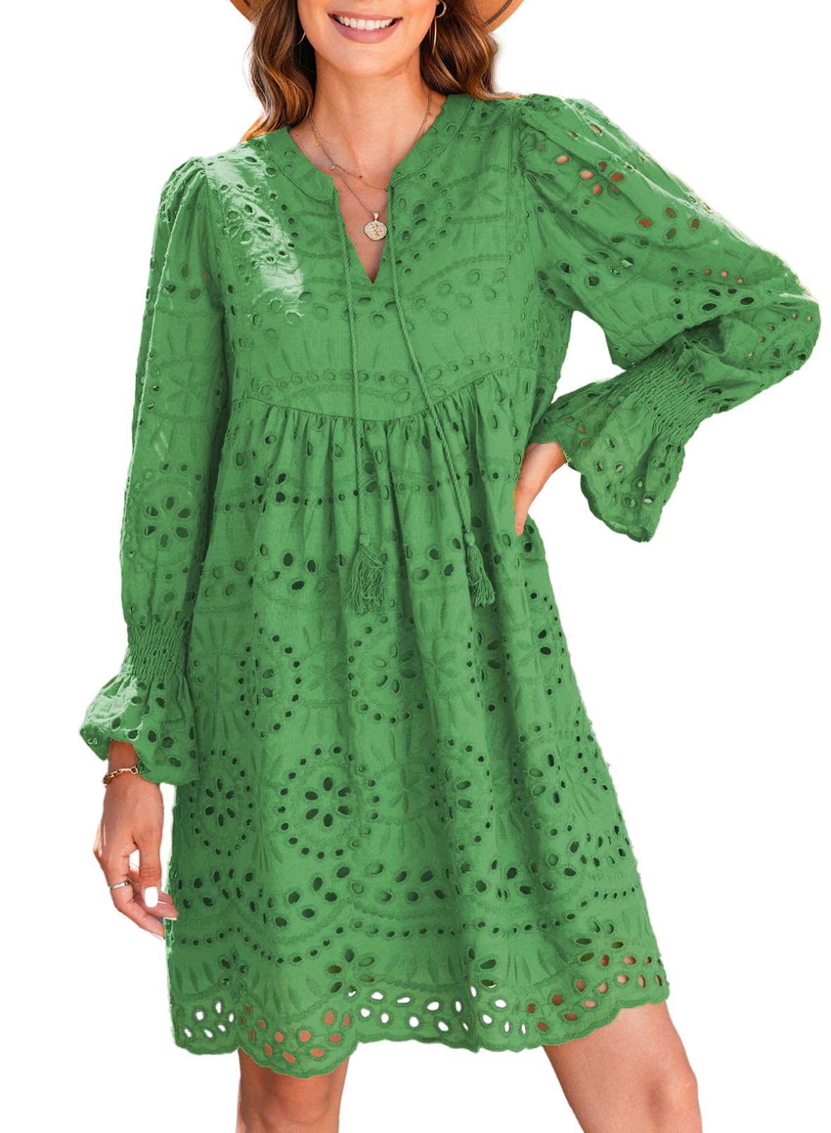 Broderie Anglaise -mekko juhliin A-linjaisella leikkauksella, V-kaula-aukolla ja röyhelöillä