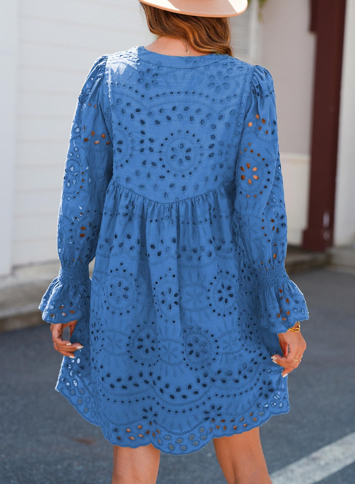 Broderie Anglaise -mekko juhliin A-linjaisella leikkauksella, V-kaula-aukolla ja röyhelöillä