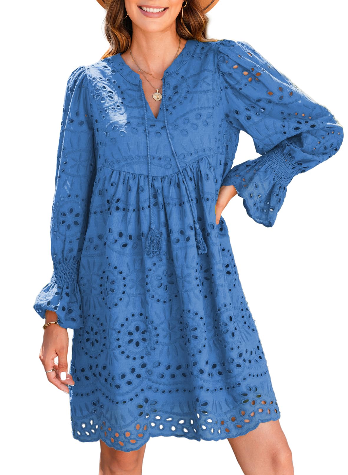 Broderie Anglaise -mekko juhliin A-linjaisella leikkauksella, V-kaula-aukolla ja röyhelöillä