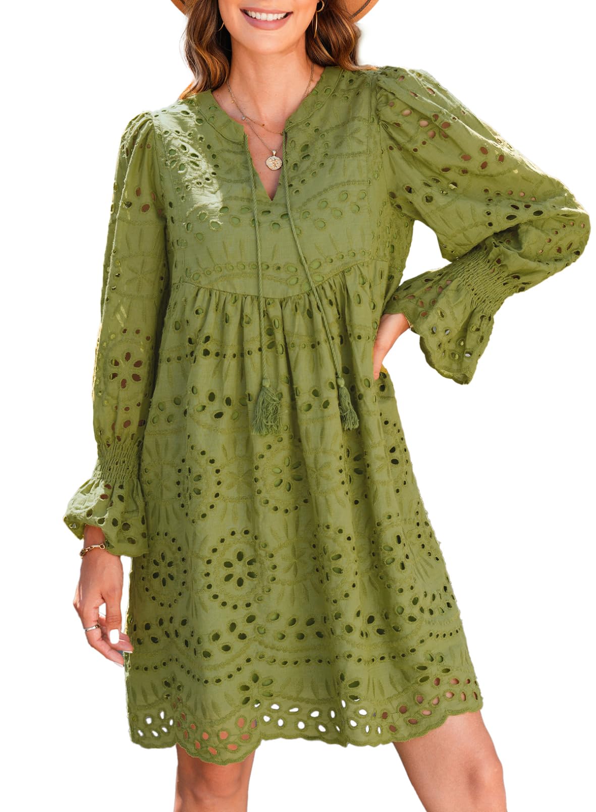 Broderie Anglaise -mekko juhliin A-linjaisella leikkauksella, V-kaula-aukolla ja röyhelöillä
