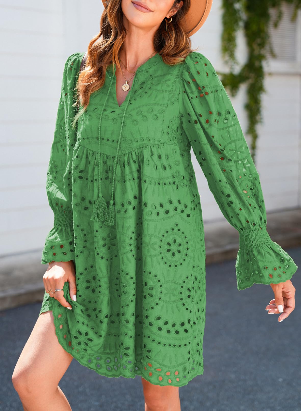 Broderie Anglaise -mekko juhliin A-linjaisella leikkauksella, V-kaula-aukolla ja röyhelöillä