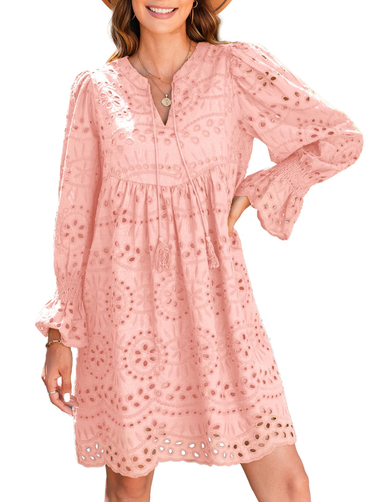 Broderie Anglaise -mekko juhliin A-linjaisella leikkauksella, V-kaula-aukolla ja röyhelöillä