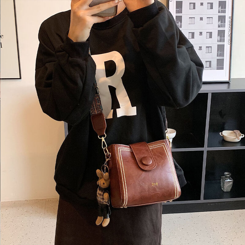 đ
JoulualennusmyyntiđVintage muoti laukku sÀÀdettĂ€vĂ€llĂ€ leveĂ€llĂ€ olkahihnalla