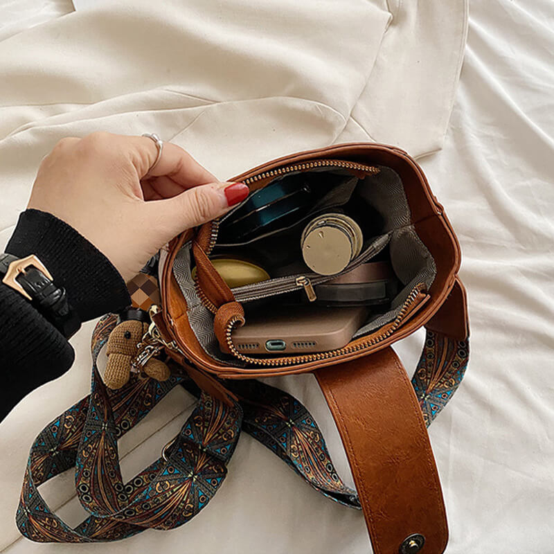 đ
JoulualennusmyyntiđVintage muoti laukku sÀÀdettĂ€vĂ€llĂ€ leveĂ€llĂ€ olkahihnalla