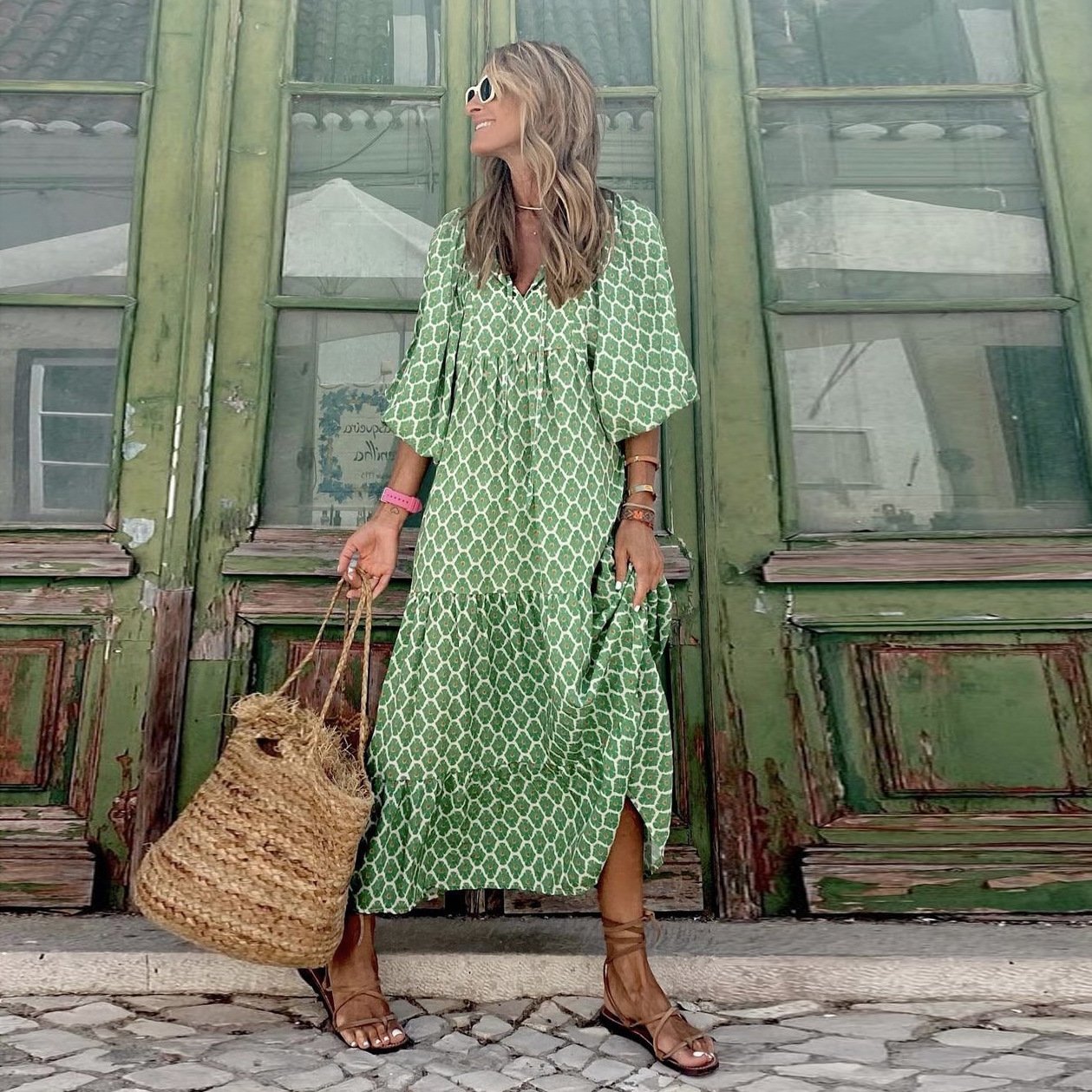 Naisten elegantti boho-mekko puhvihihoilla ja kukkaprintillä