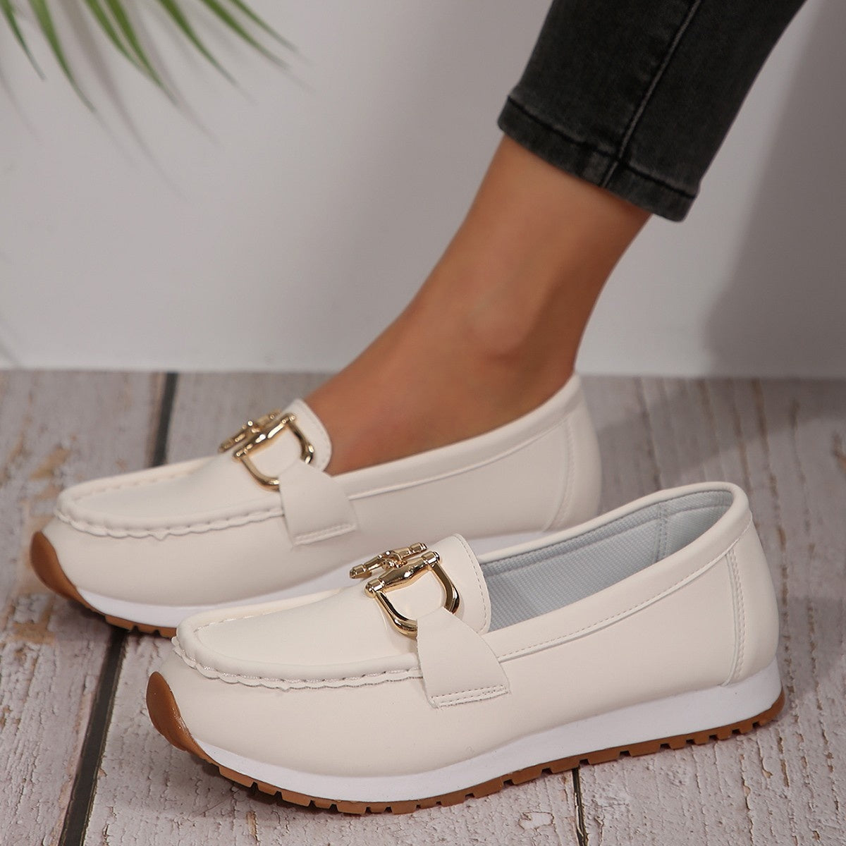 Naisten rennot slip-on-kengät metallisella soljella