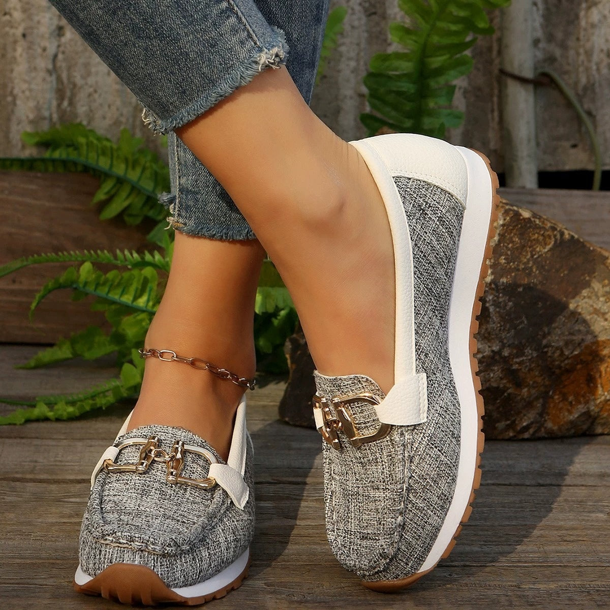 Naisten rennot slip-on-kengät metallisella soljella
