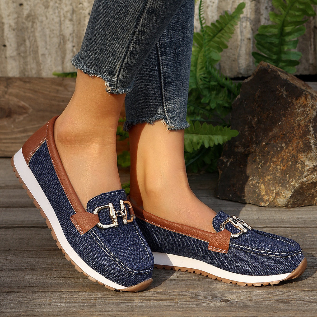 Naisten rennot slip-on-kengät metallisella soljella