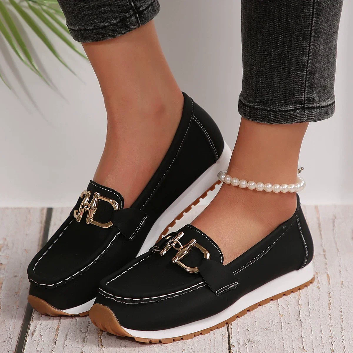 Naisten rennot slip-on-kengät metallisella soljella