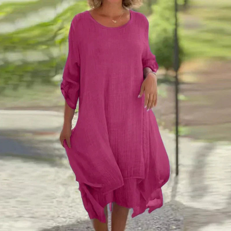 Yksivärinen elegantti naisten mekko pyöreällä pääntiellä ja väljällä leikkauksella