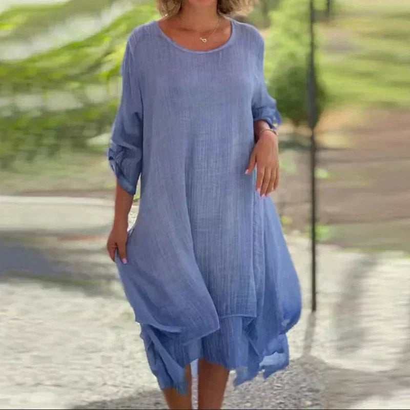Yksivärinen elegantti naisten mekko pyöreällä pääntiellä ja väljällä leikkauksella