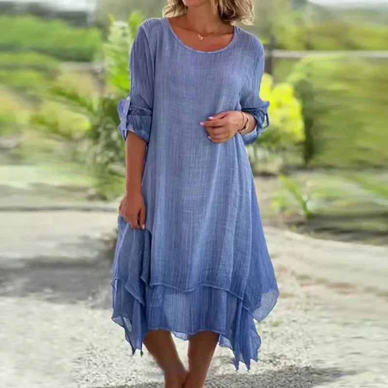 Yksivärinen elegantti naisten mekko pyöreällä pääntiellä ja väljällä leikkauksella