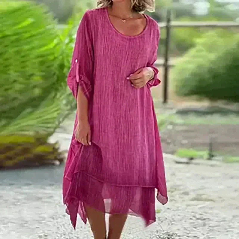 Yksivärinen elegantti naisten mekko pyöreällä pääntiellä ja väljällä leikkauksella