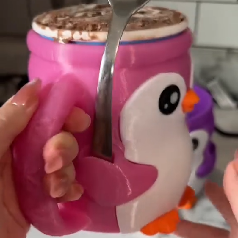 Söpö pingviini jäätelöpikarin pidike