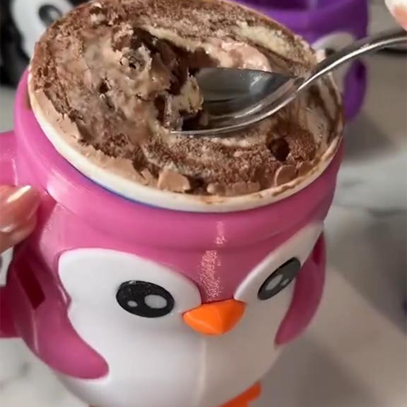 Söpö pingviini jäätelöpikarin pidike