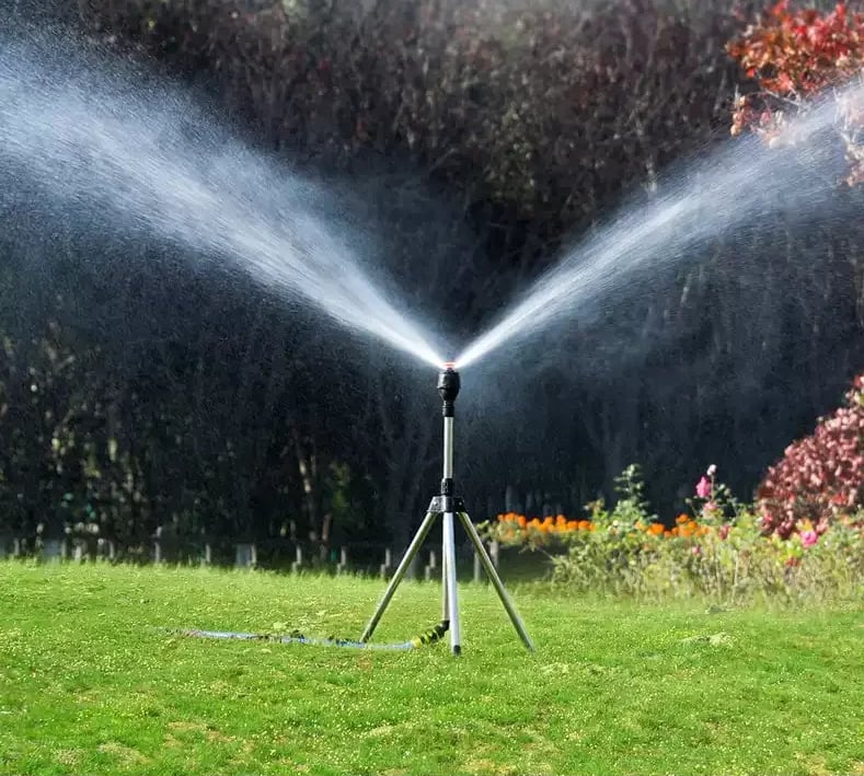 Ruostumattomasta teräksestä valmistettu pyörivä kastelu kolmijalka Teleskooppinen tukisprinkleri