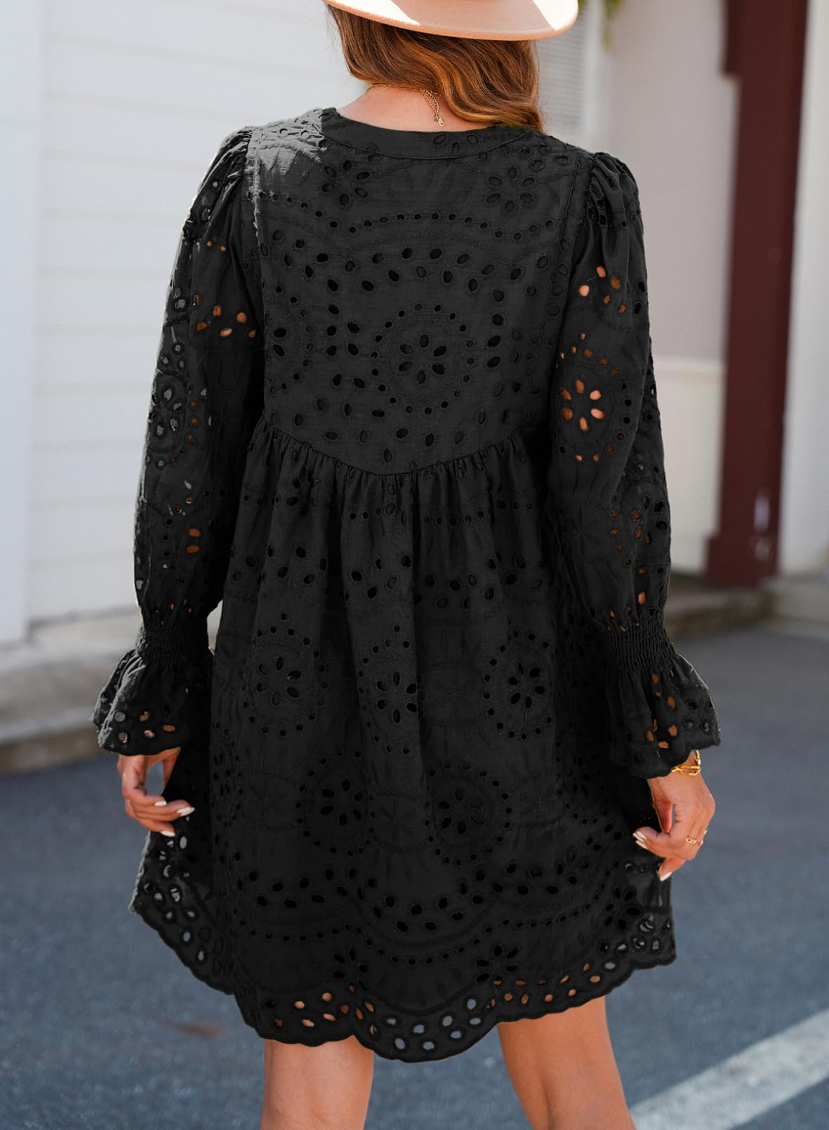 Broderie Anglaise -mekko juhliin A-linjaisella leikkauksella, V-kaula-aukolla ja röyhelöillä