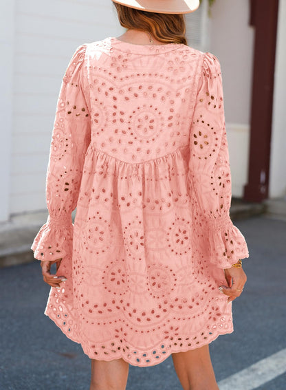Broderie Anglaise -mekko juhliin A-linjaisella leikkauksella, V-kaula-aukolla ja röyhelöillä