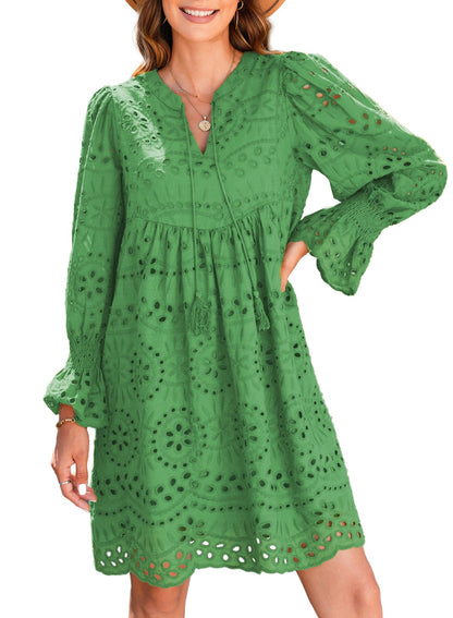 Broderie Anglaise -mekko juhliin A-linjaisella leikkauksella, V-kaula-aukolla ja röyhelöillä