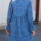 Broderie Anglaise -mekko juhliin A-linjaisella leikkauksella, V-kaula-aukolla ja röyhelöillä