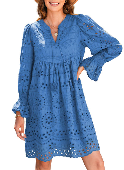 Broderie Anglaise -mekko juhliin A-linjaisella leikkauksella, V-kaula-aukolla ja röyhelöillä
