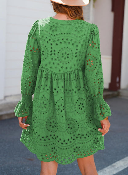 Broderie Anglaise -mekko juhliin A-linjaisella leikkauksella, V-kaula-aukolla ja röyhelöillä