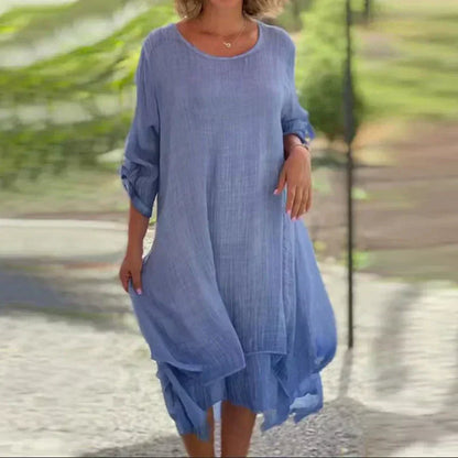Yksivärinen elegantti naisten mekko pyöreällä pääntiellä ja väljällä leikkauksella